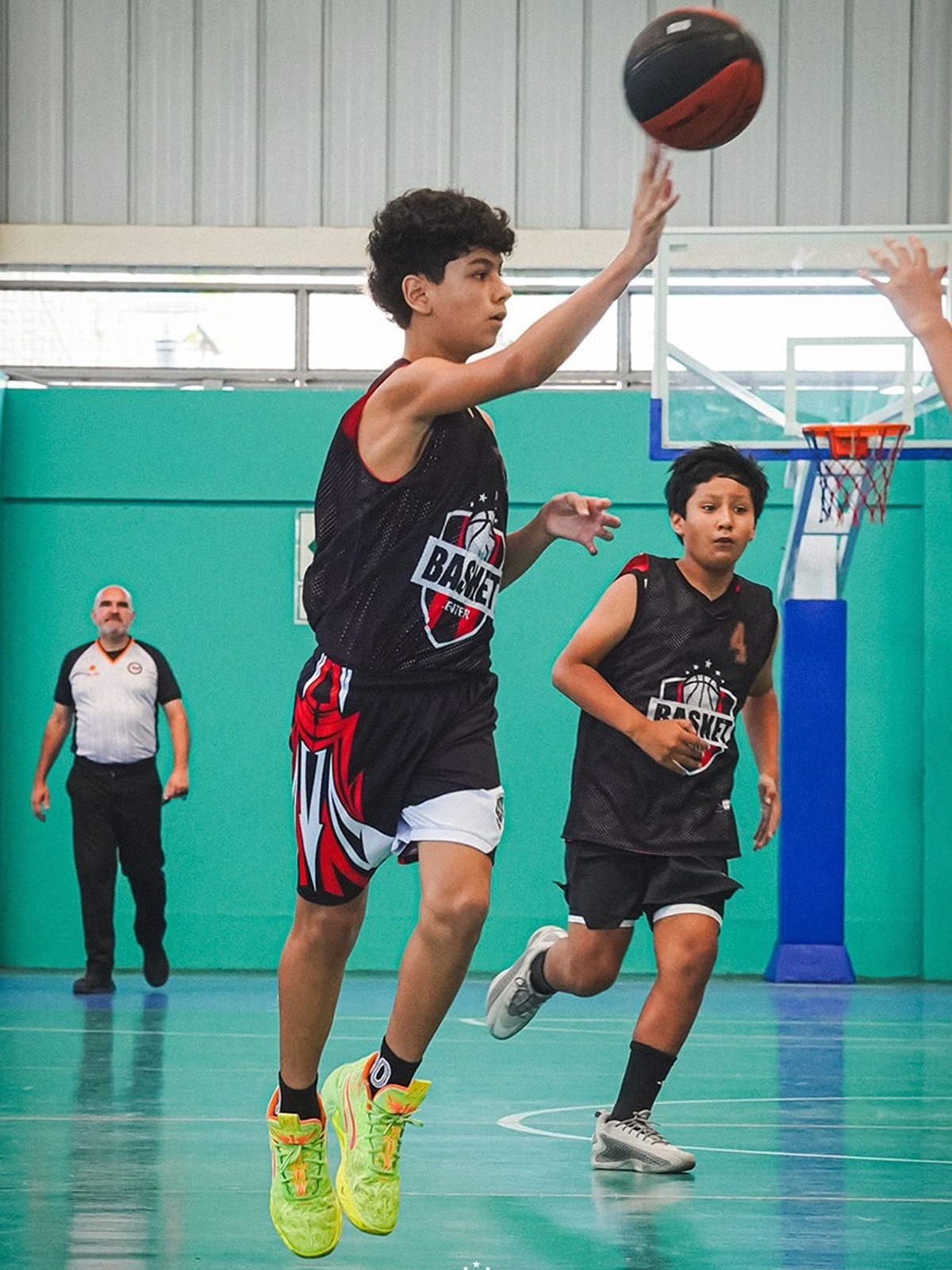 Paolo jugando básquetbol 1