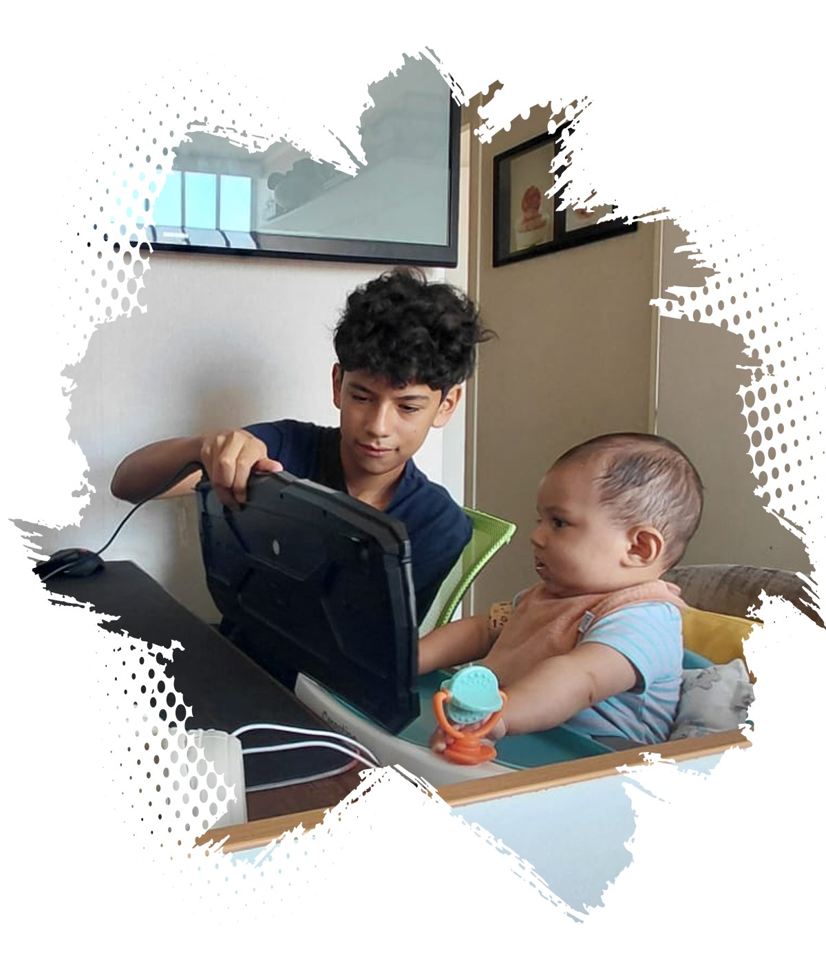Paolo con su hermanito Luciano
